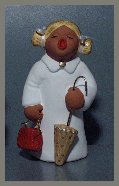 Susi mit roter Handtasche und goldenem Schirm in der Größe 16,5cm 