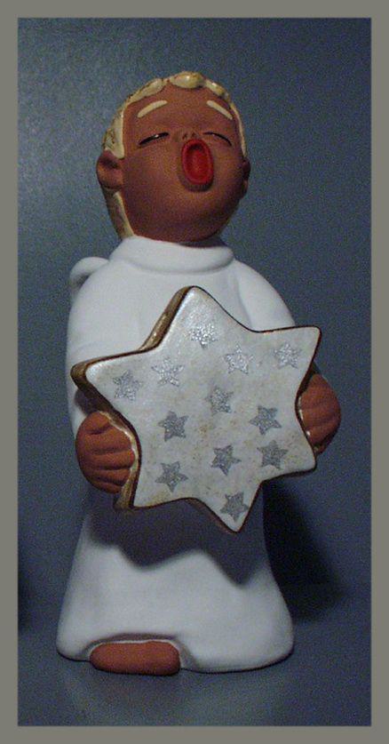Engel mit Weihnachts-Spardose in Form eines Stern mit goldenem Rand und kleinen silbernen Sternen auf dem Stern in der Größe 22cm 