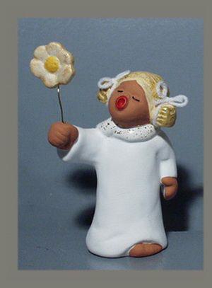 Susi mit gold gepunktetem Schal und einem Luftballon in Form einer Blume. Die Blume ist in der Mitte gelb und außen weiß mit goldenen Punkten in Größe 13cm 