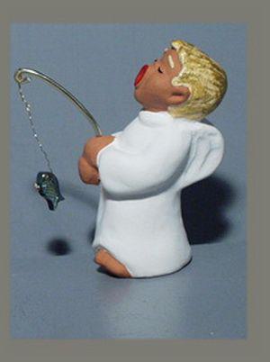Engel von der Seite mit einer Angel mit Fisch in der Hand in der Größe 8cm 