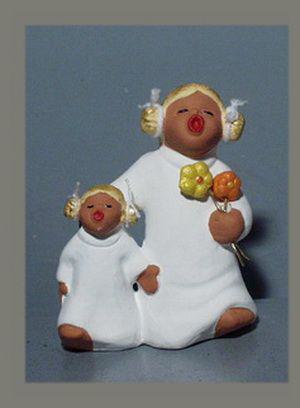 Susi mit Blumen in der linken Hand und einem Mädchen in der rechten Hand mit geschwungenen Füßen in der Größe 8cm 
